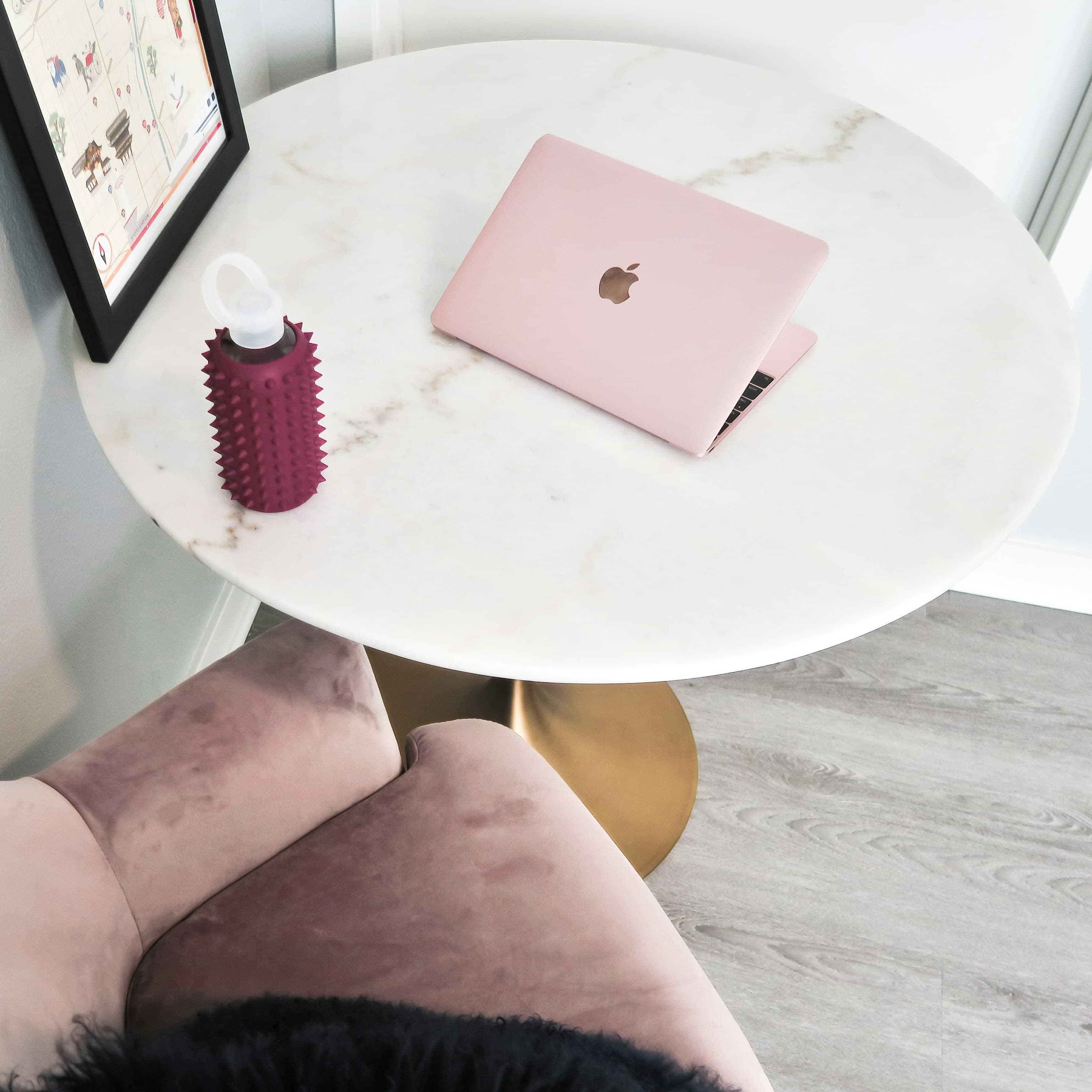 Dalinda, développeuse web freelance à son bureau